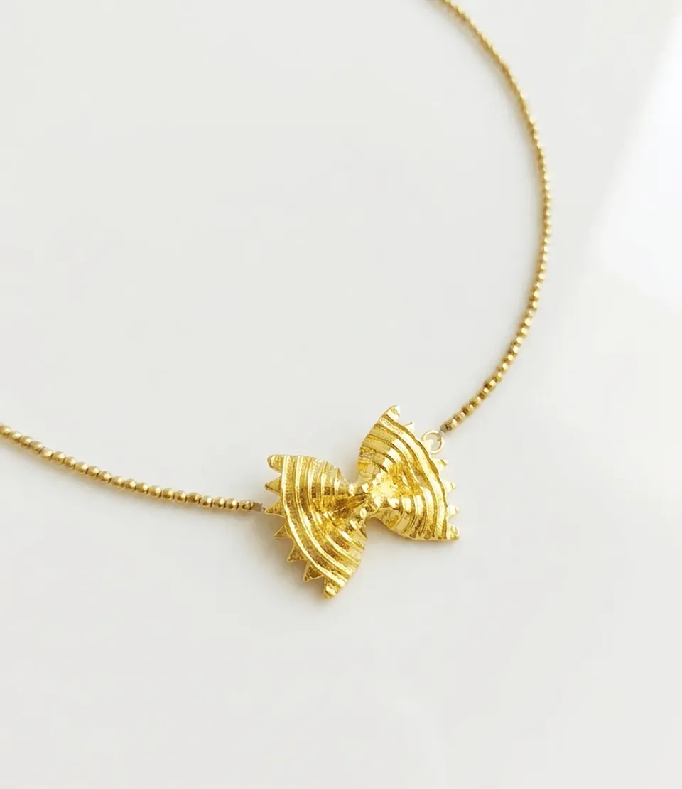 Elise Tsikis Farfallali collier pendentif farfalle doré