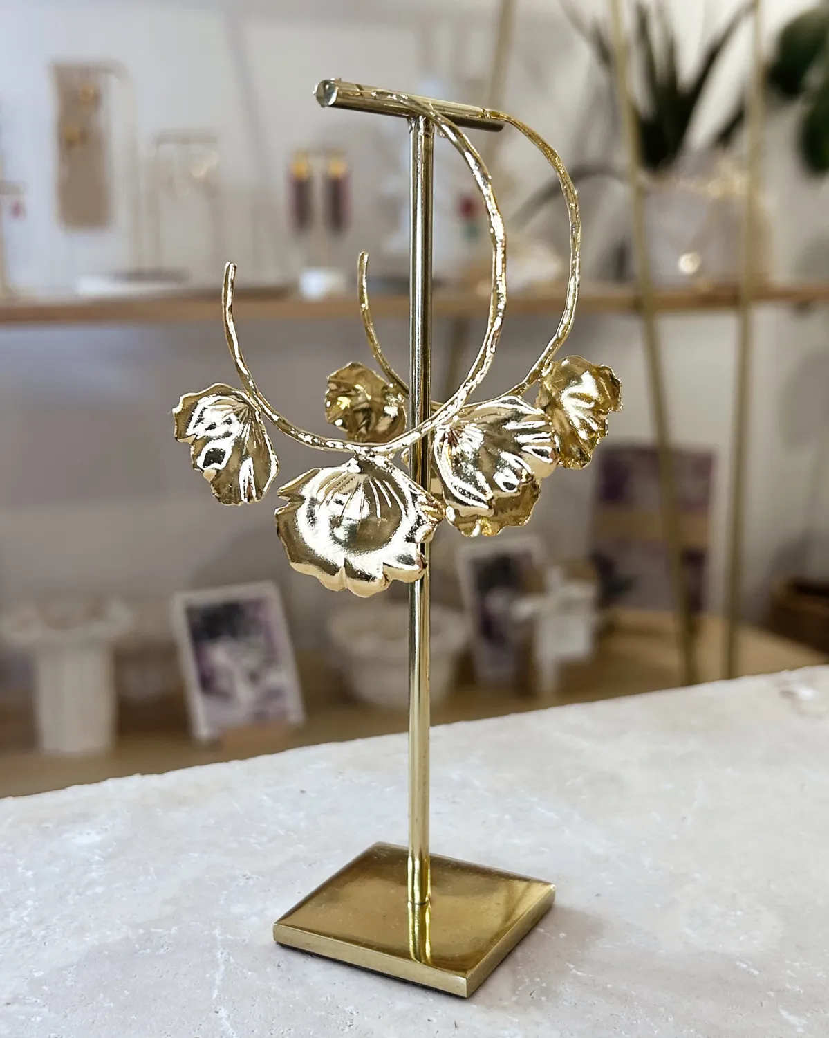 Elise Tsikis Tegée boucles d’oreilles pendantes fleur dorée