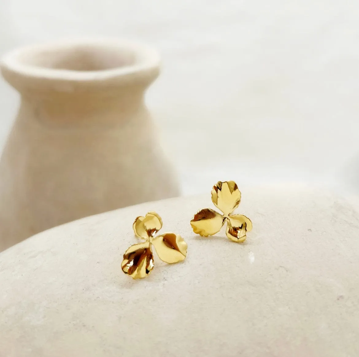 Elise Tsikis Pensée Small boucles doreilles or jaune
