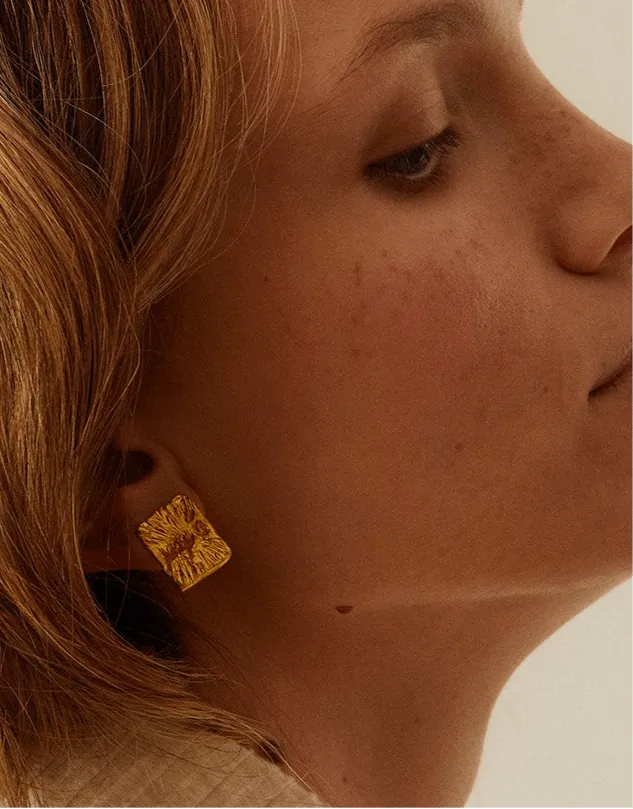 Elise Tsikis Xapa boucles d'oreilles dorées gravées