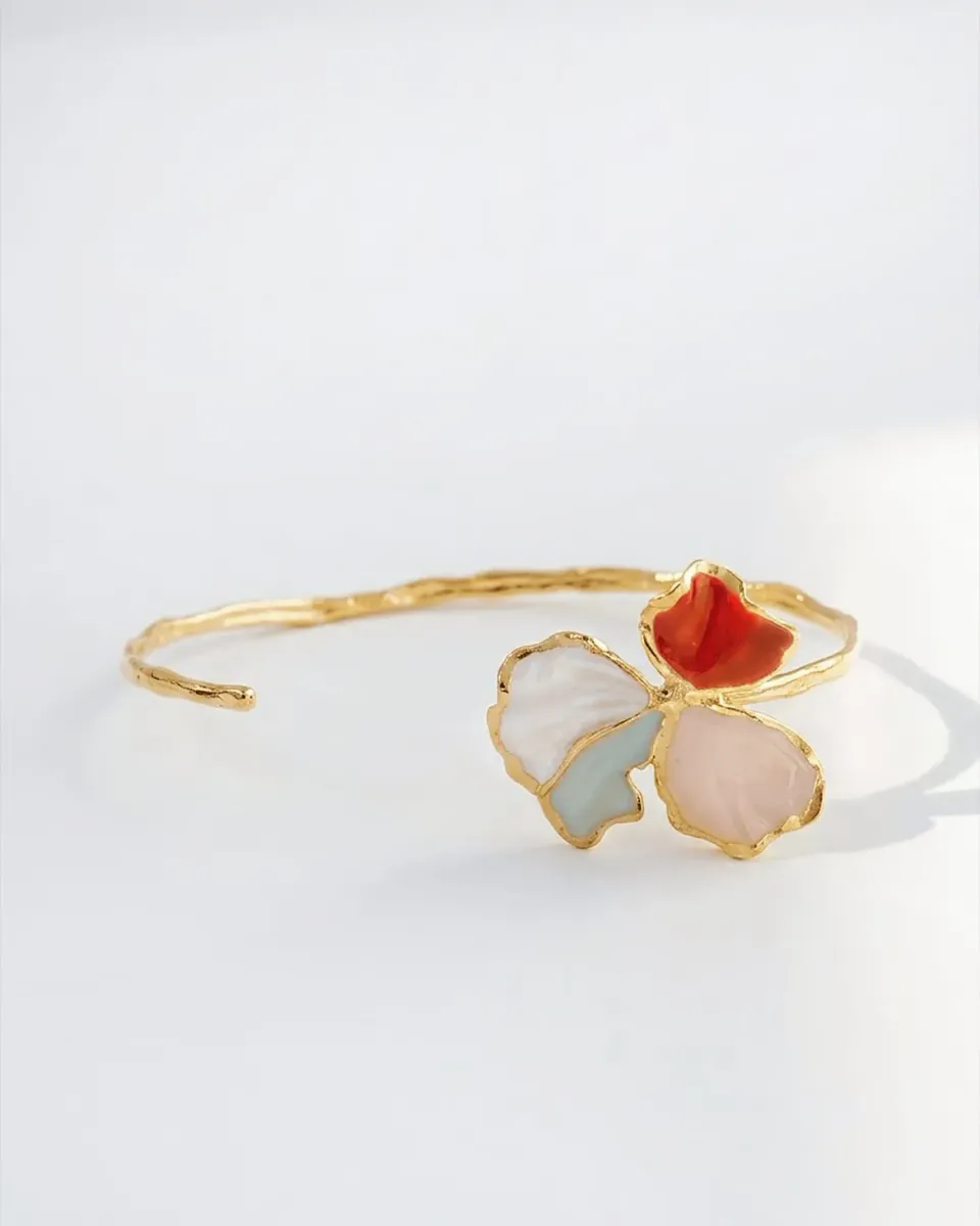 Elise Tsikis Eunoia Poiesis bracelet fleur émaillée
