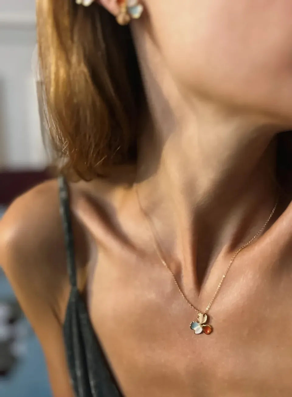 Elise Tsikis Silane Poiesis collier fleur émaillée doré