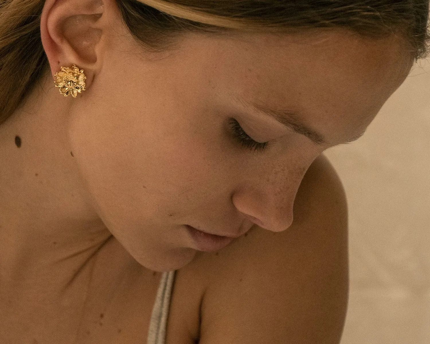 Elise Tsikis Velenne boucles fleur or jaune percées