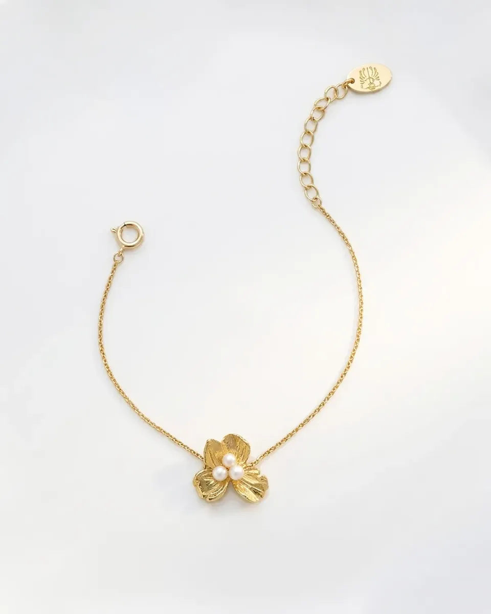 Elise Tsikis Bella Pearl bracelet fleur perles doré