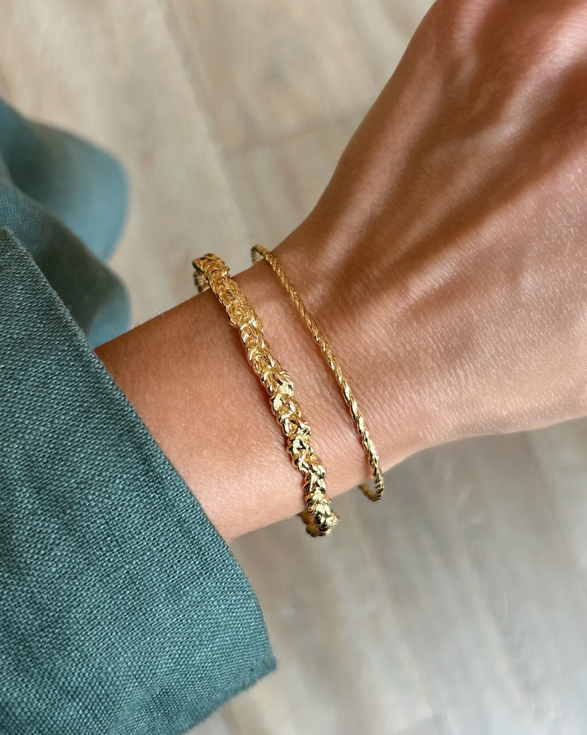 Elise Tsikis Rosa Small bracelet jonc or jaune torsadé