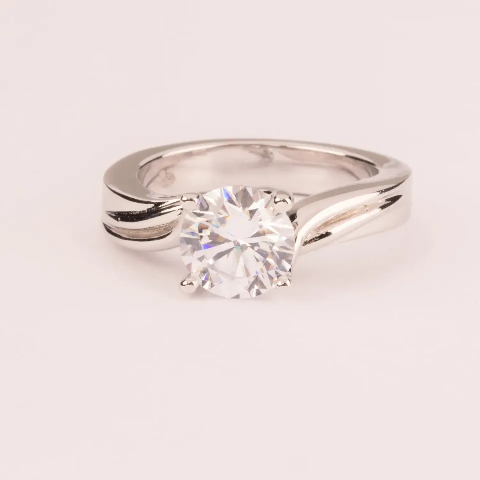 Ultima Edizione solitaire 8 mm bague tige ciselée
