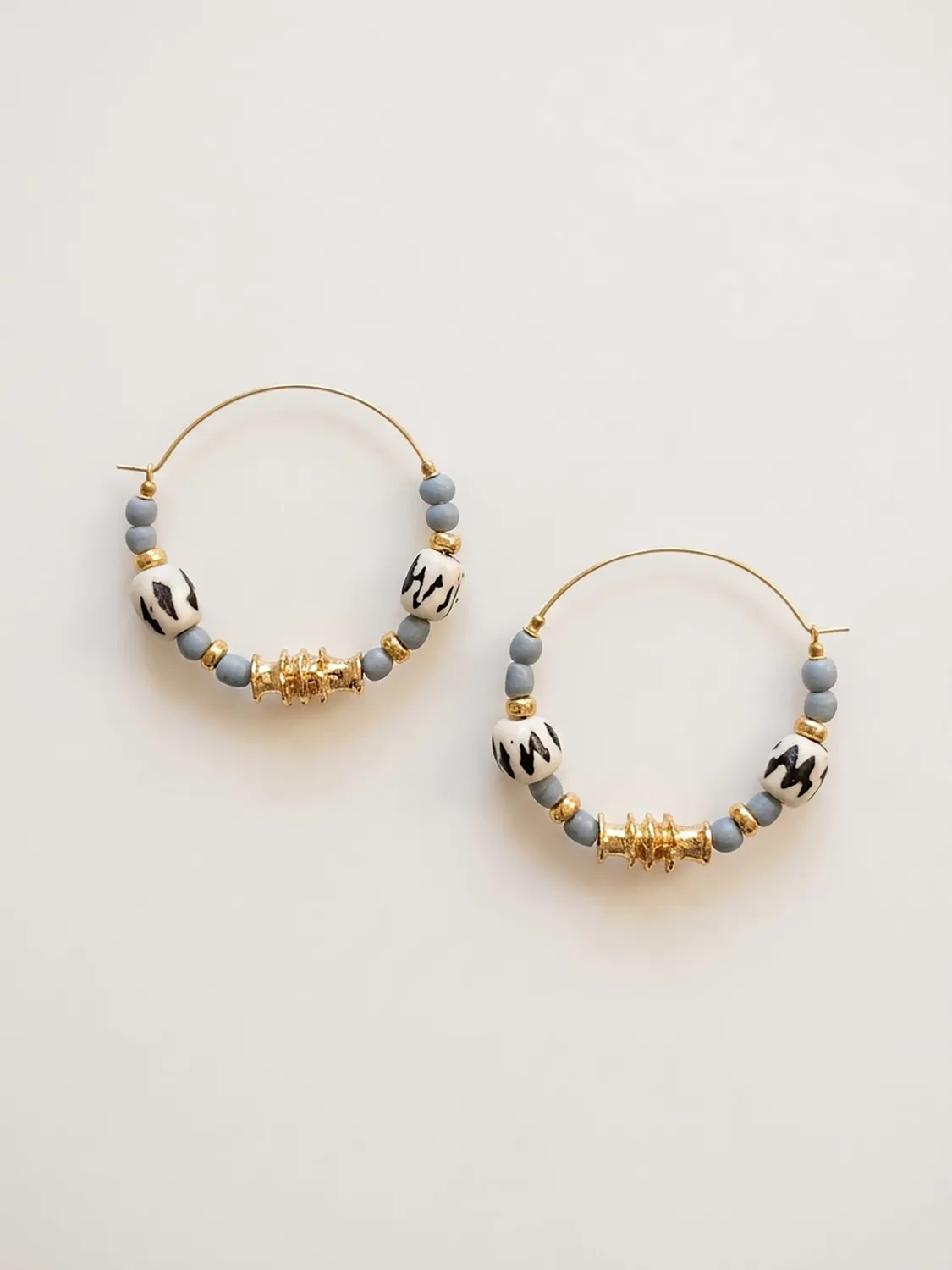 Elise Tsikis Eleftheria Limeri boucles perles bleues