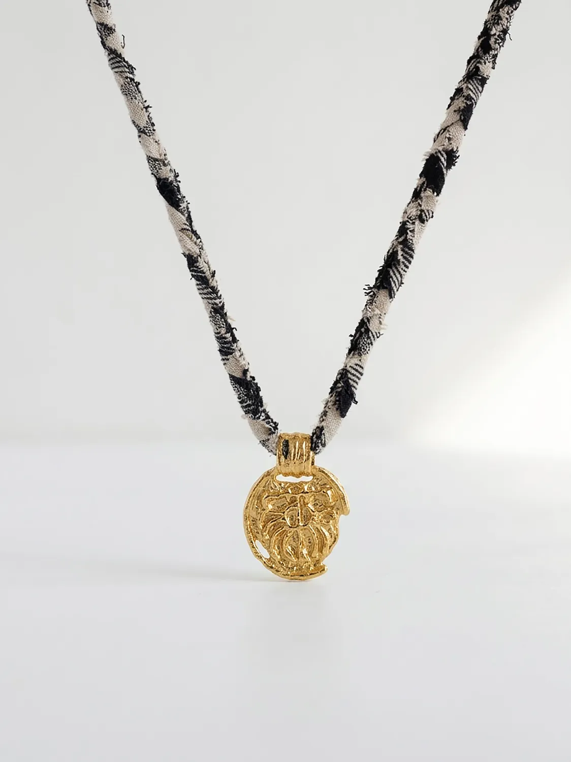 Elise Tsikis Eleftheria Ioannis collier vichy perles