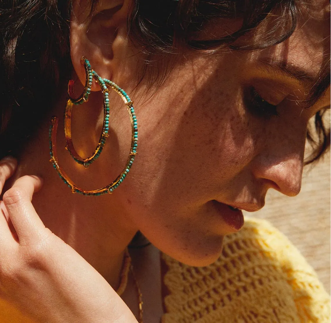 Elise Tsikis Agheli puces d’oreilles or jaune texturé