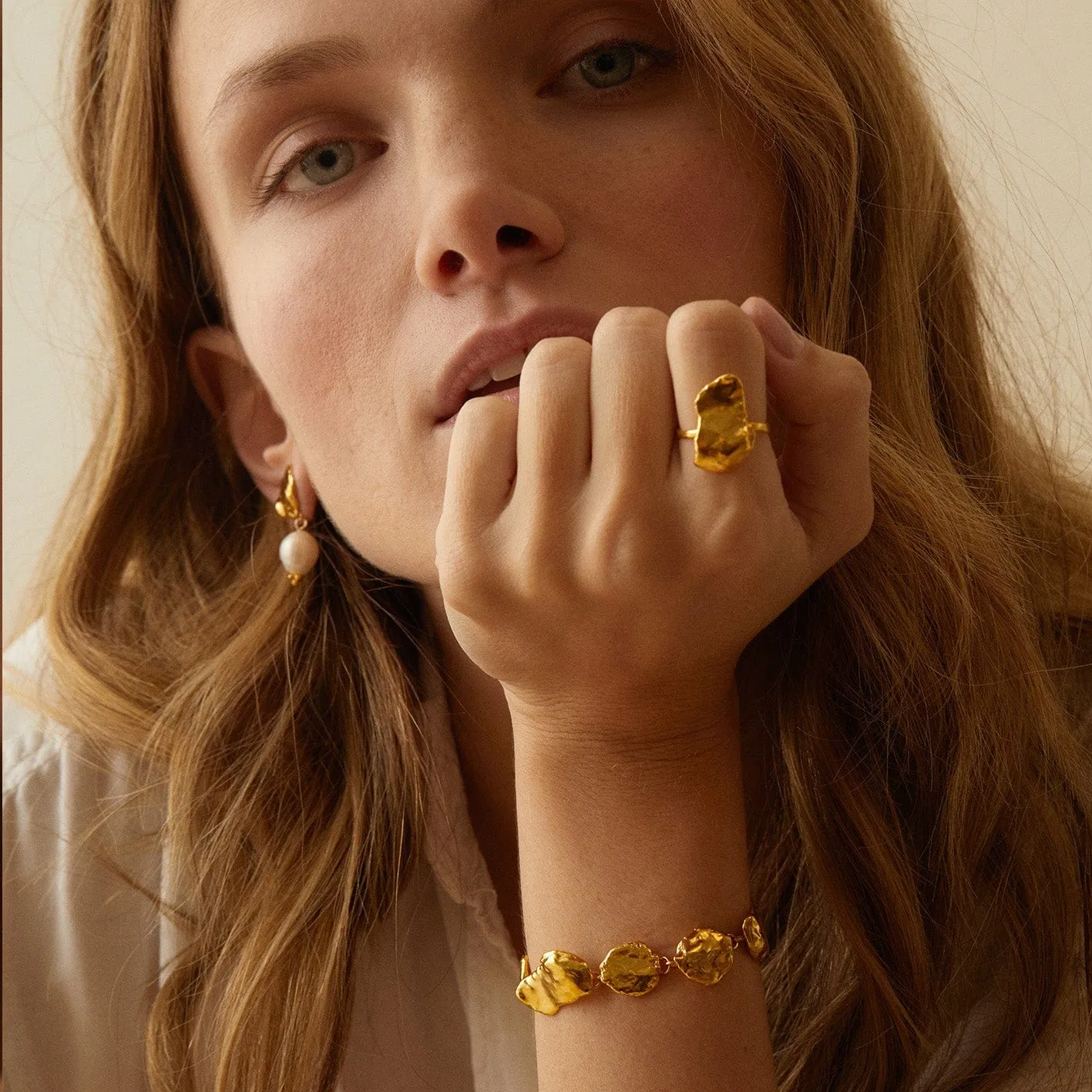 Elise Tsikis Nonas bracelet doré perles martelées