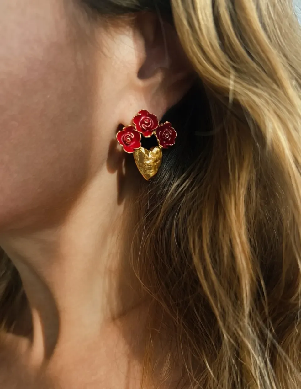 Elise Tsikis Mucha boucles d’oreilles roses rouges