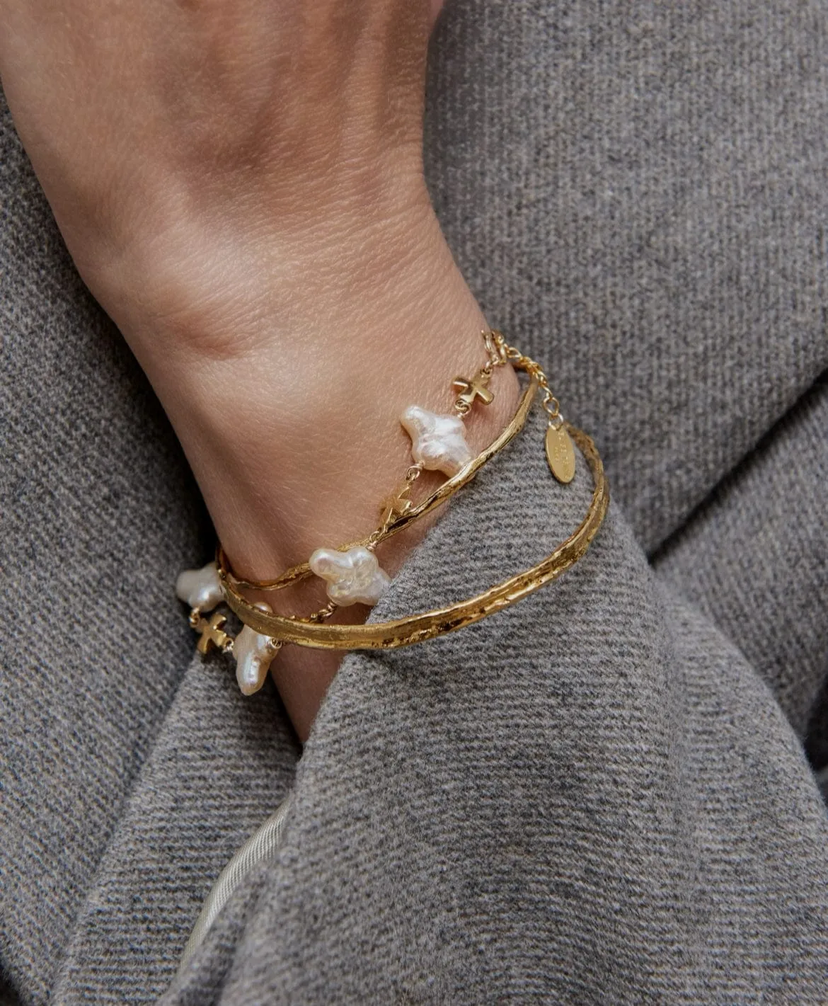 Elise Tsikis Nysa bracelet perle croix doré 16,5 cm
