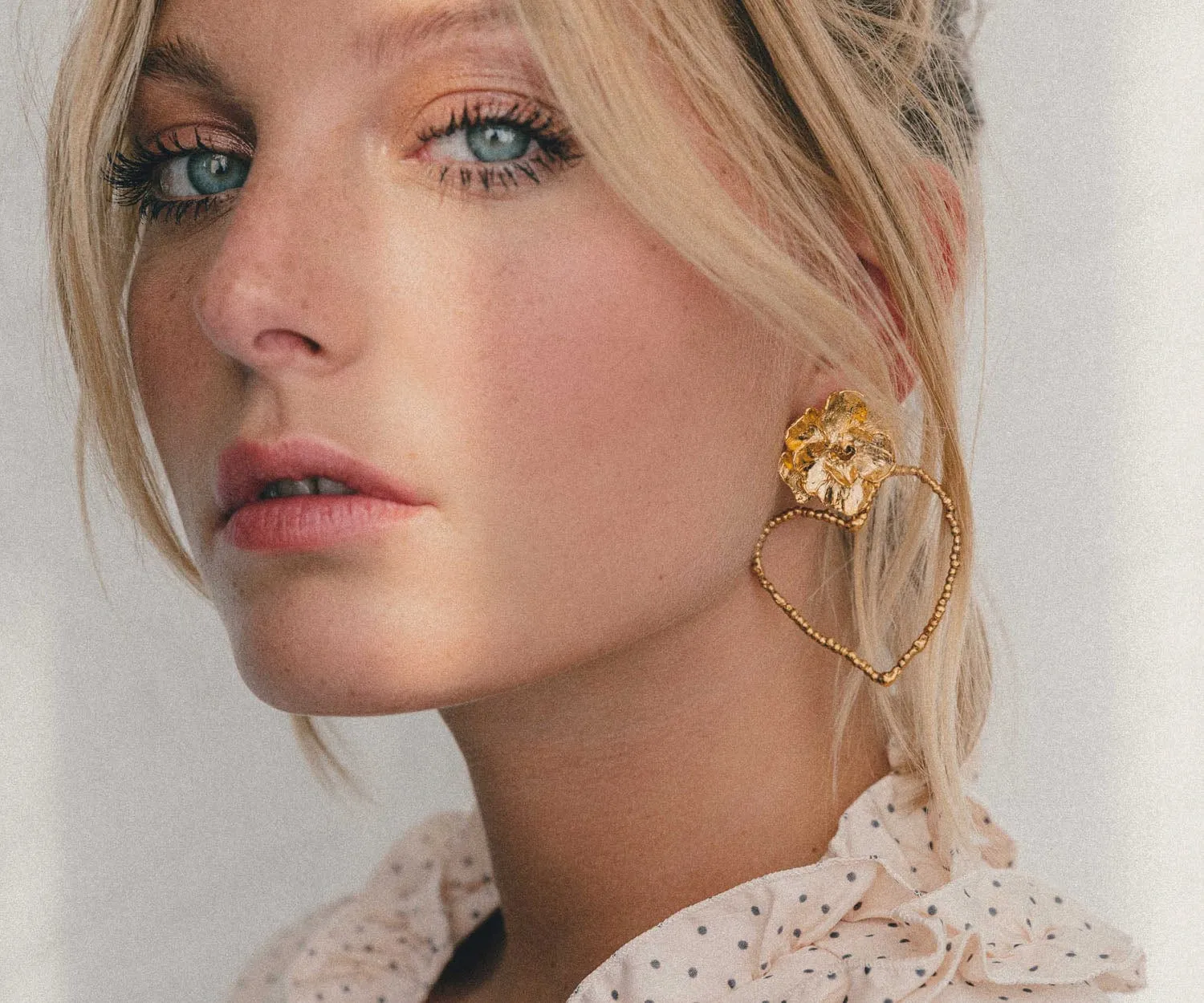 Elise Tsikis Terezina boucles fleurs 6 cm jaune tige