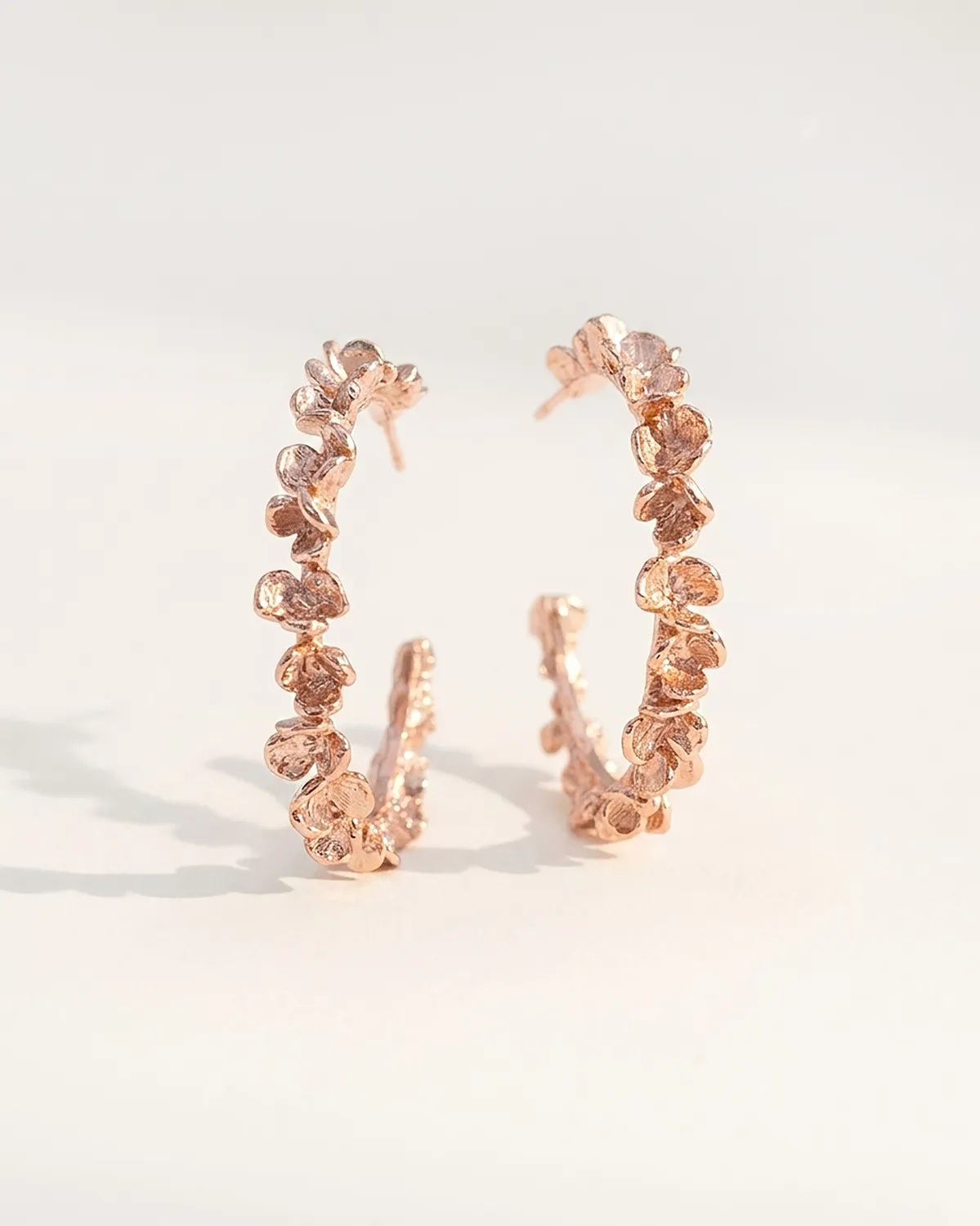 Elise Tsikis Racine créoles boucles d'oreilles or jaune relief fleuri