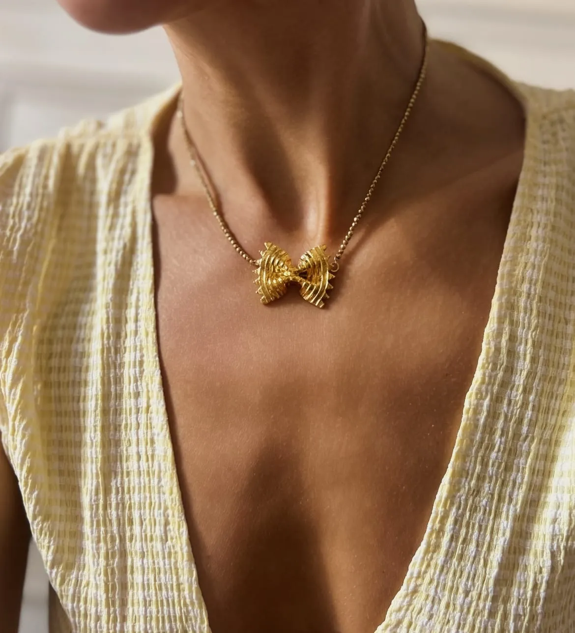 Elise Tsikis Farfallali collier pendentif farfalle doré