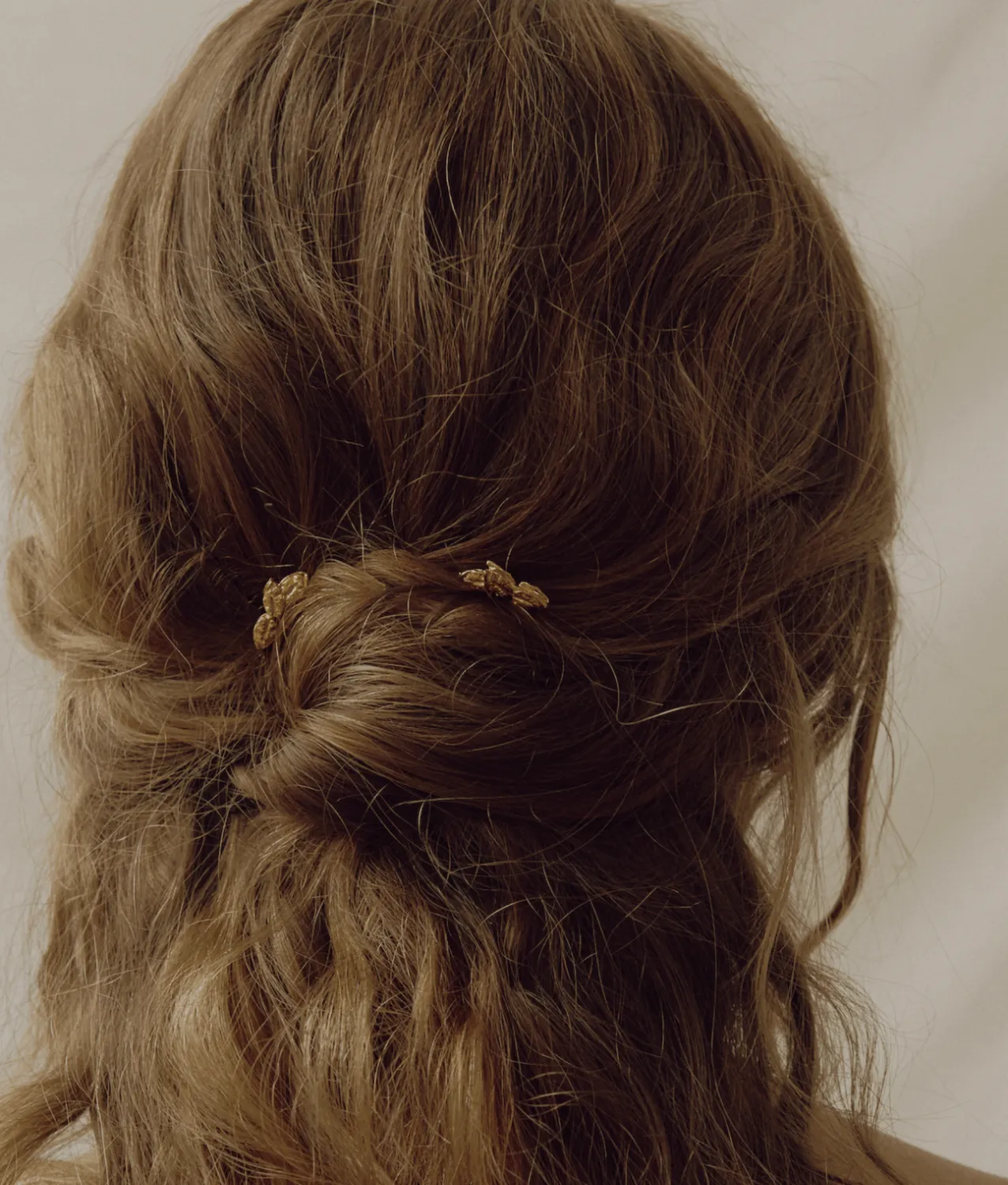 Elise Tsikis Helene bijou cheveux fleur dorée