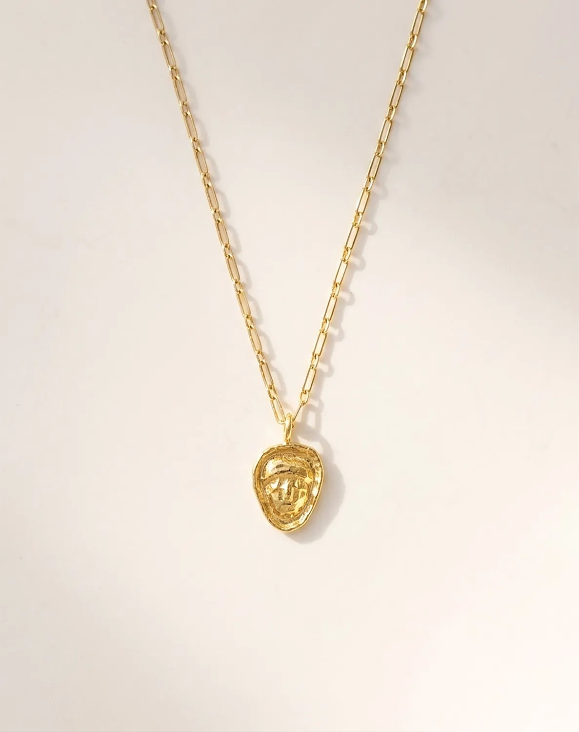 Elise Tsikis Chalkida collier doré pendentif talisman