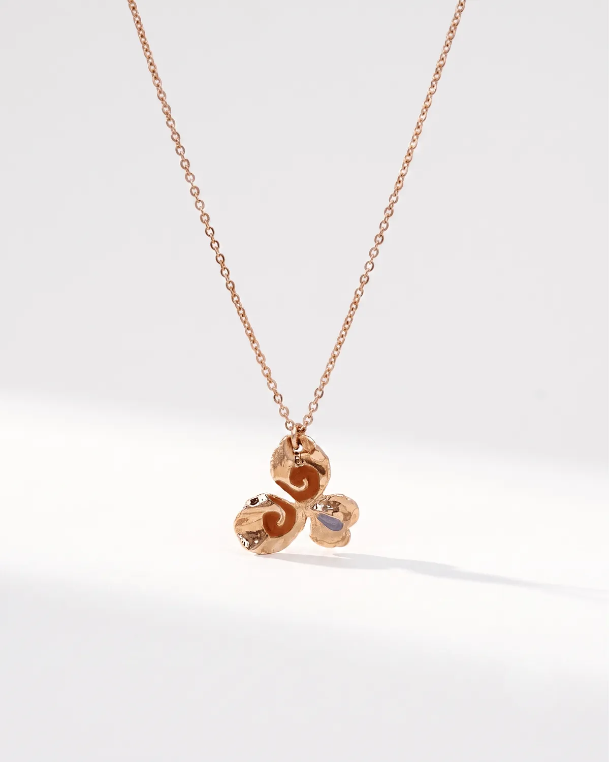Elise Tsikis Pensée collier fleur doré 40 cm