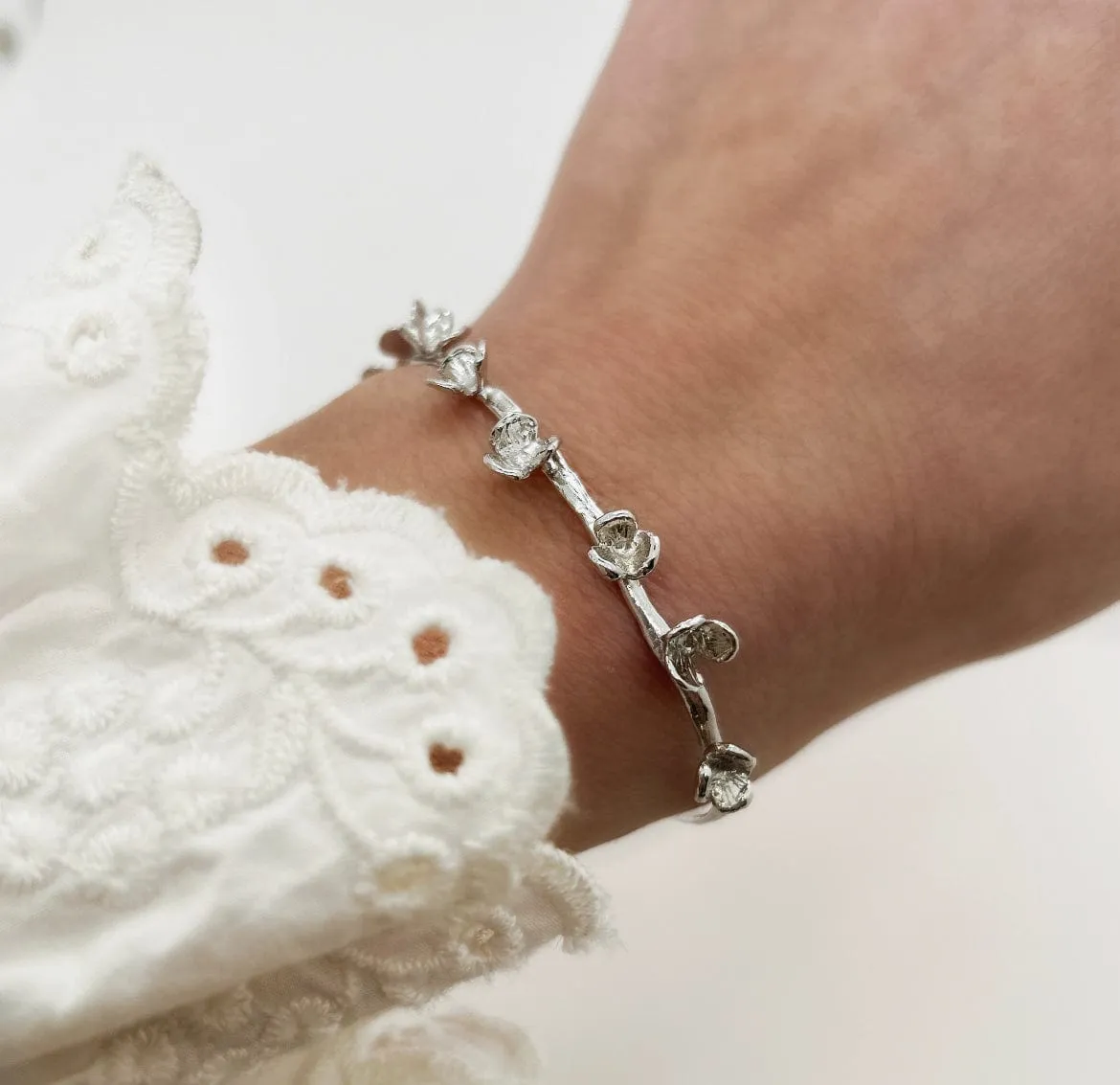 Elise Tsikis Teplice bracelet jonc fleurs or jaune