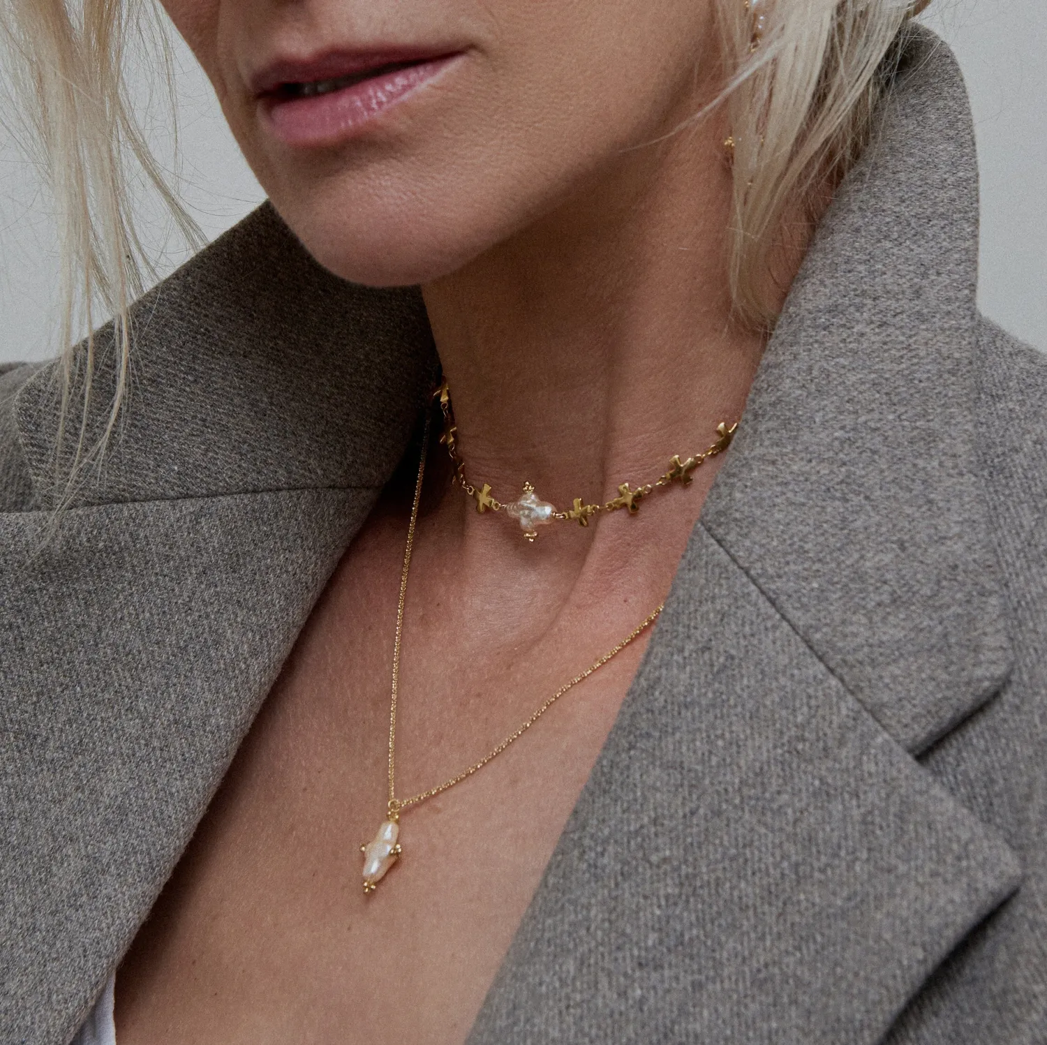 Elise Tsikis Hellenica Nyx collier croix perle doré