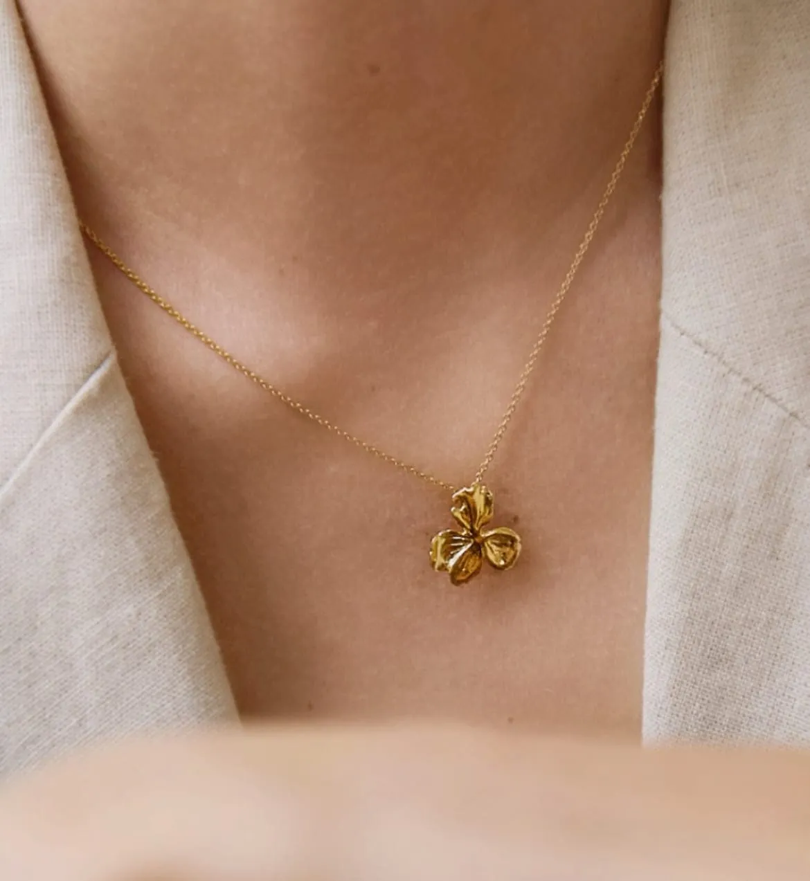 Elise Tsikis Némésis Silane collier fleur or jaune