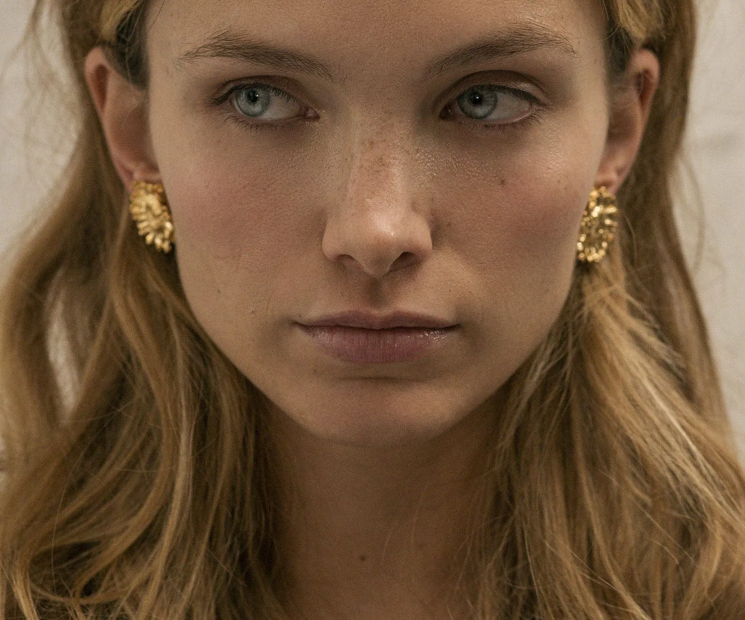 Elise Tsikis Melonne Gold boucles fleur tige dorées