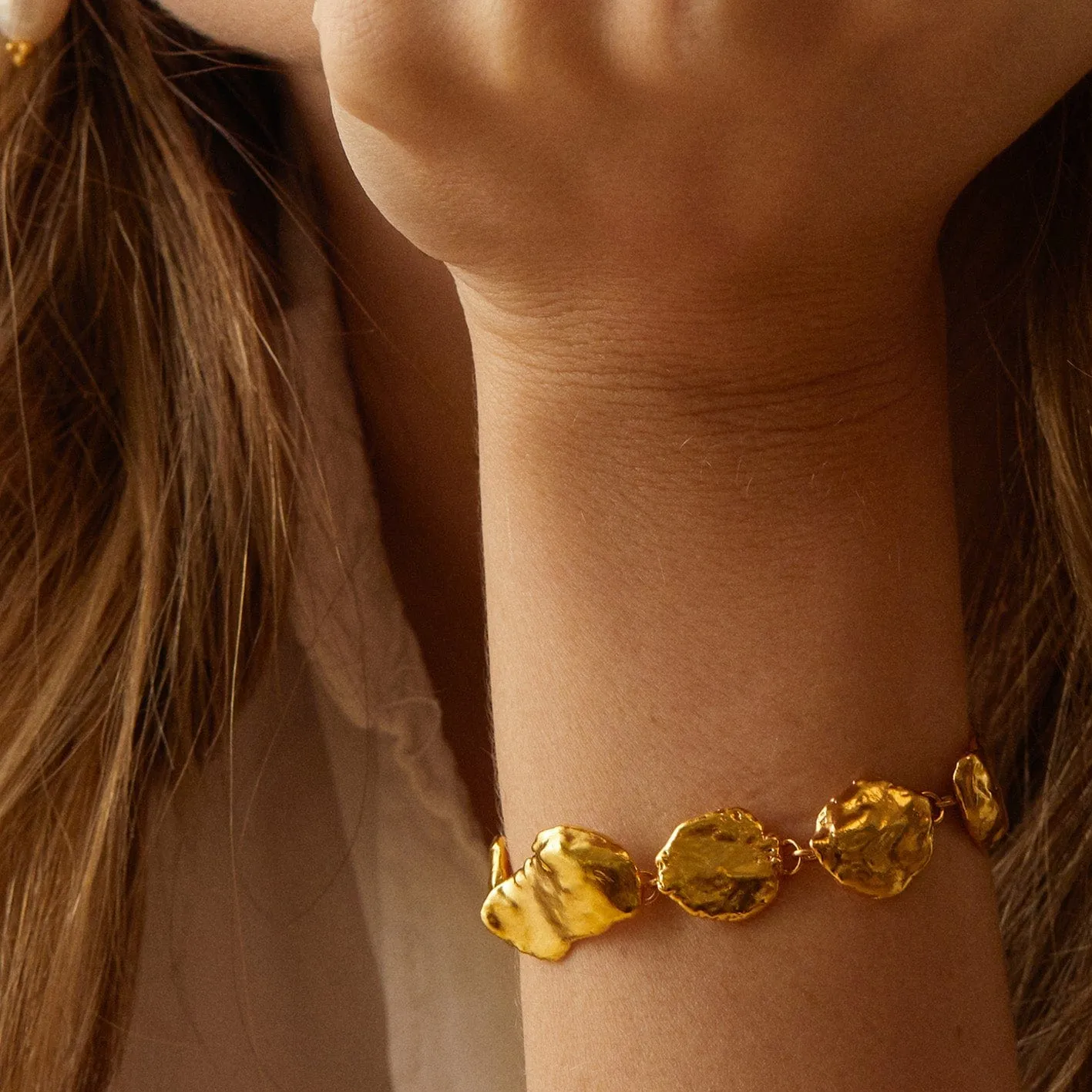 Elise Tsikis Nonas bracelet doré perles martelées