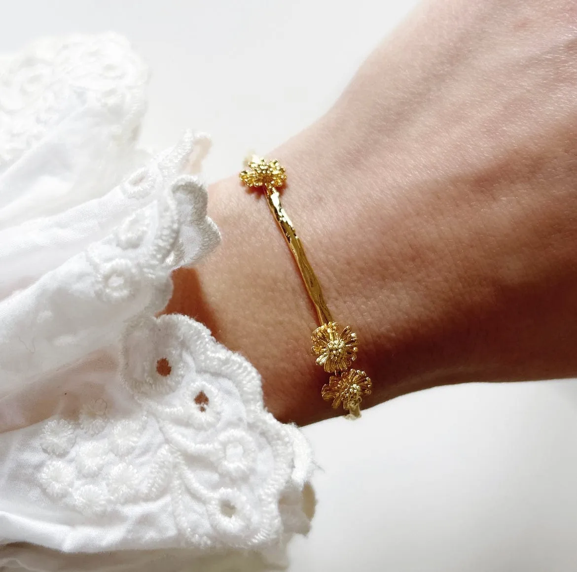 Elise Tsikis Marguerite bracelet jonc or jaune