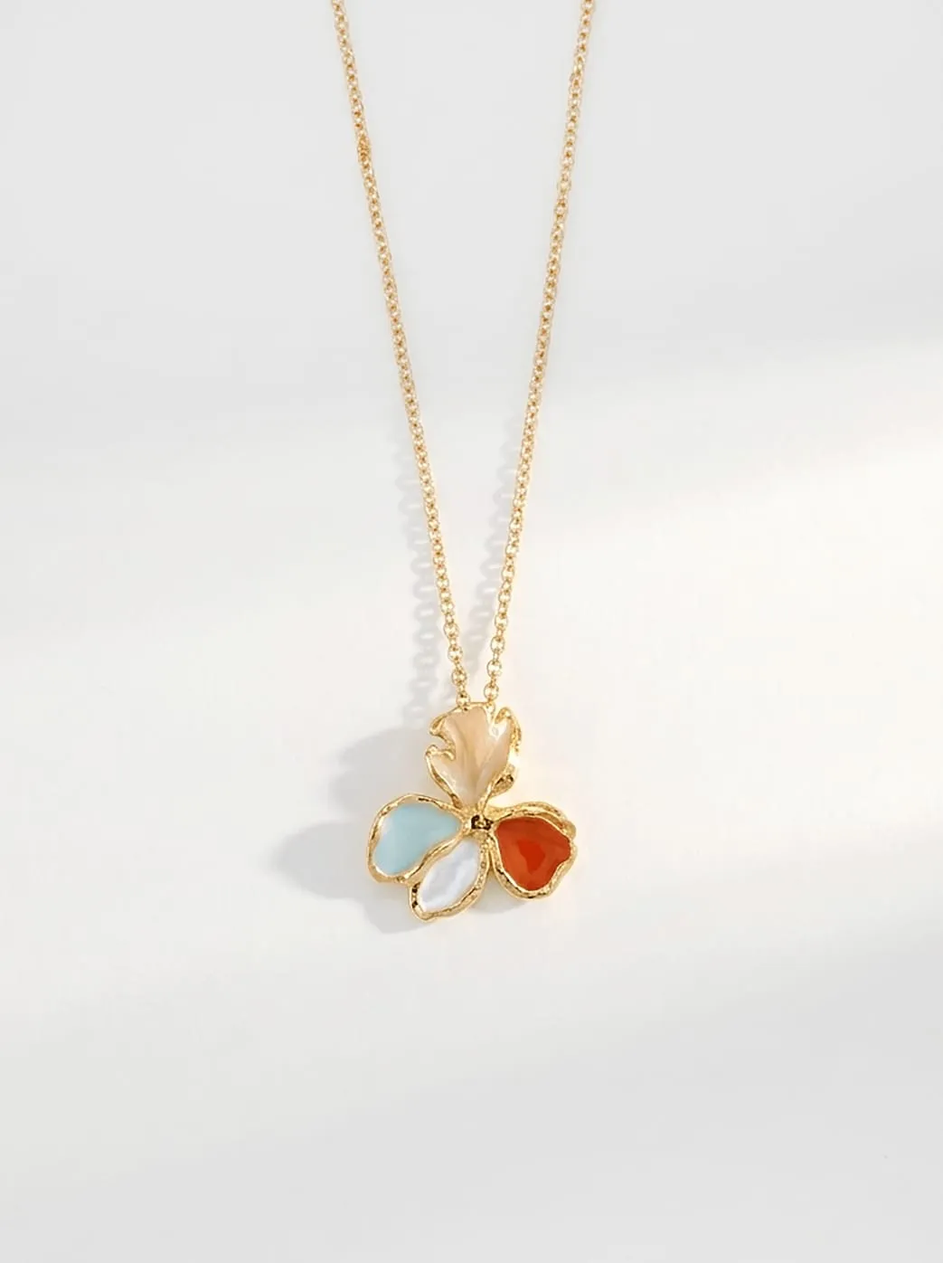 Elise Tsikis Silane Poiesis collier fleur émaillée doré