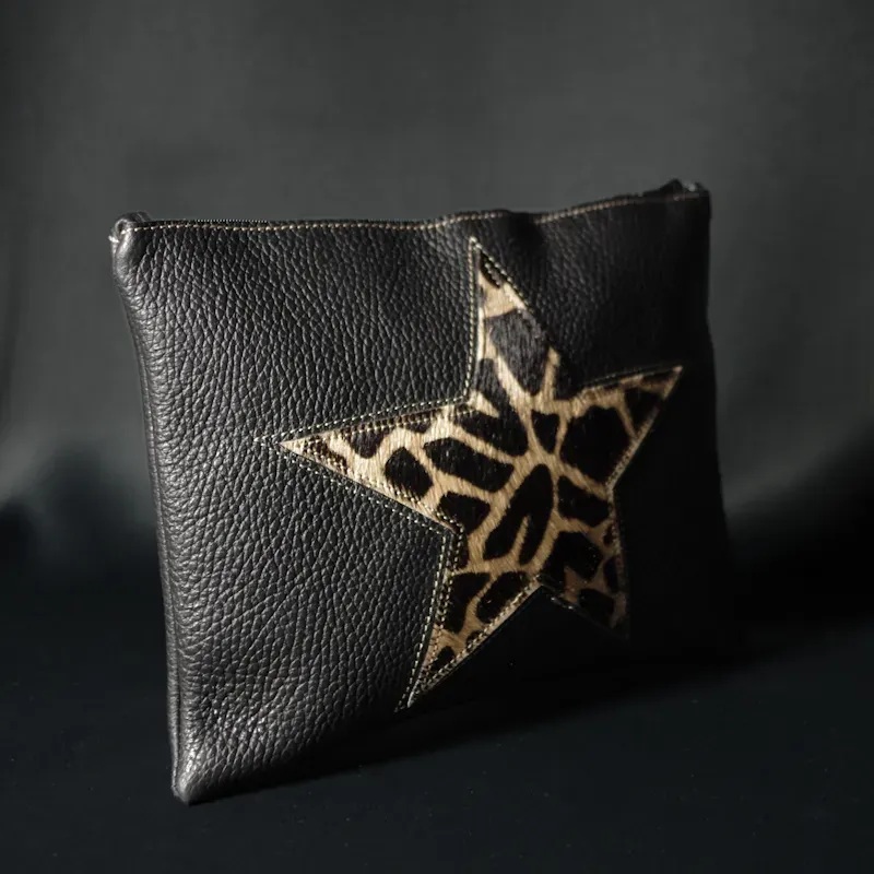 Secret de Cuir pochette cuir noir étoile girafe 23,5 cm