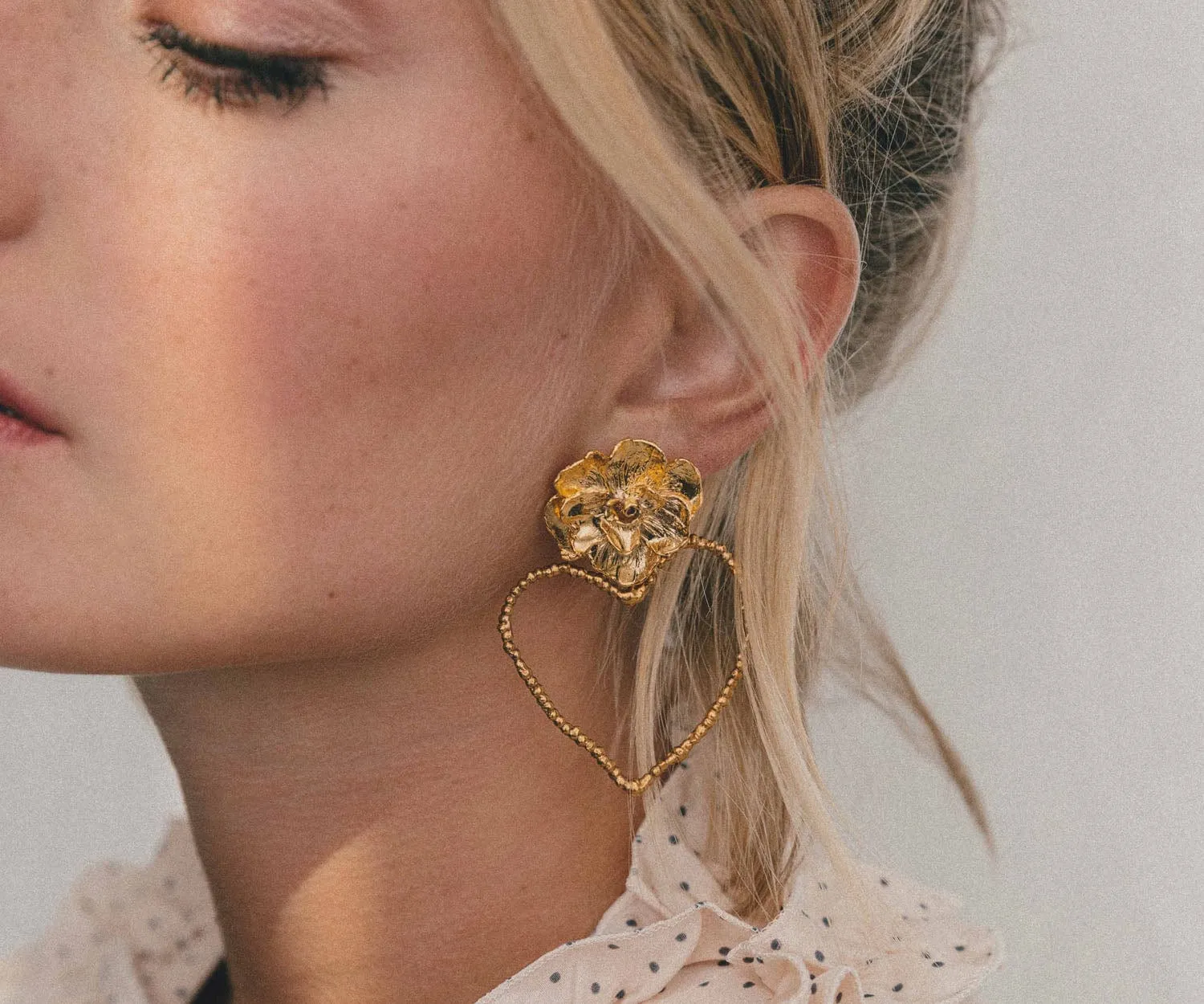 Elise Tsikis Terezina boucles fleurs 6 cm jaune tige