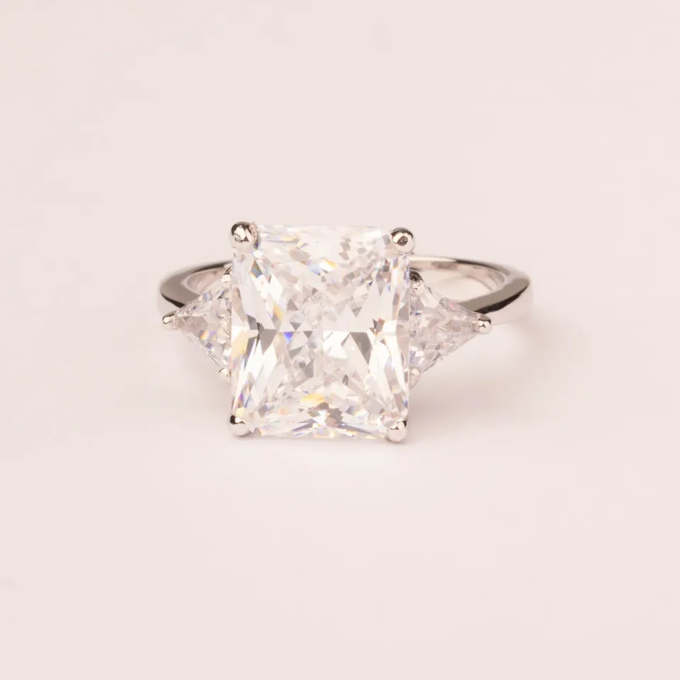 Ultima Edizione zircon blanc taille émeraude bague