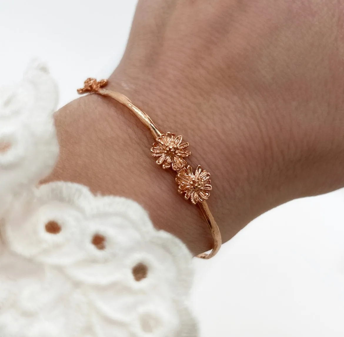 Elise Tsikis Marguerite bracelet jonc or jaune