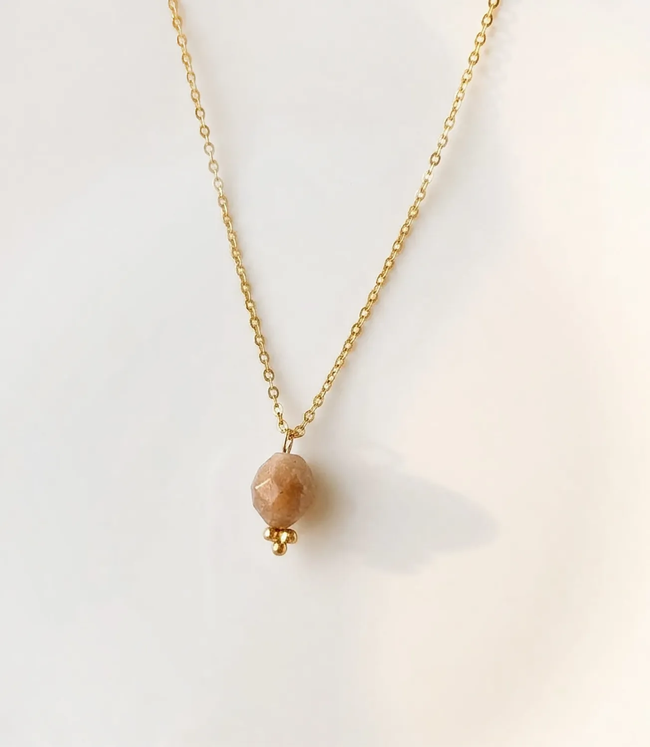 Elise Tsikis Kava collier pierre naturelle mauve