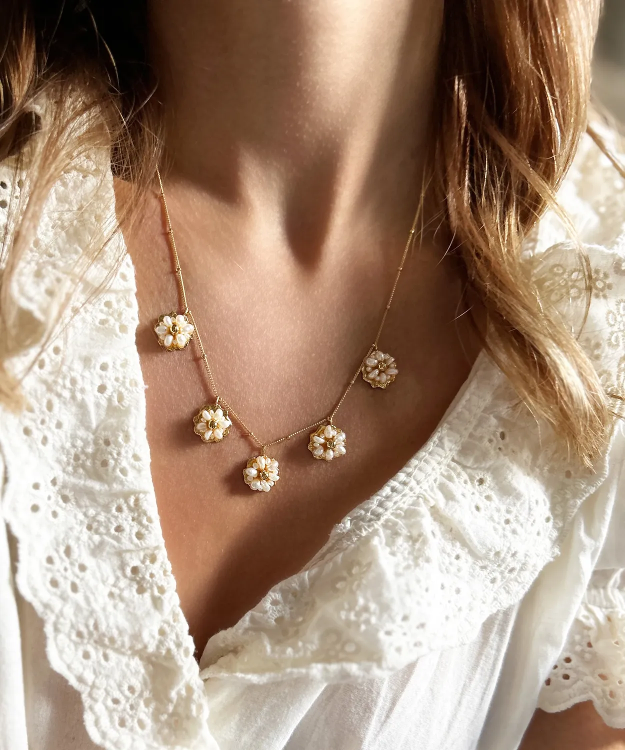 Elise Tsikis Ikaria Kioni collier fleurs nacre