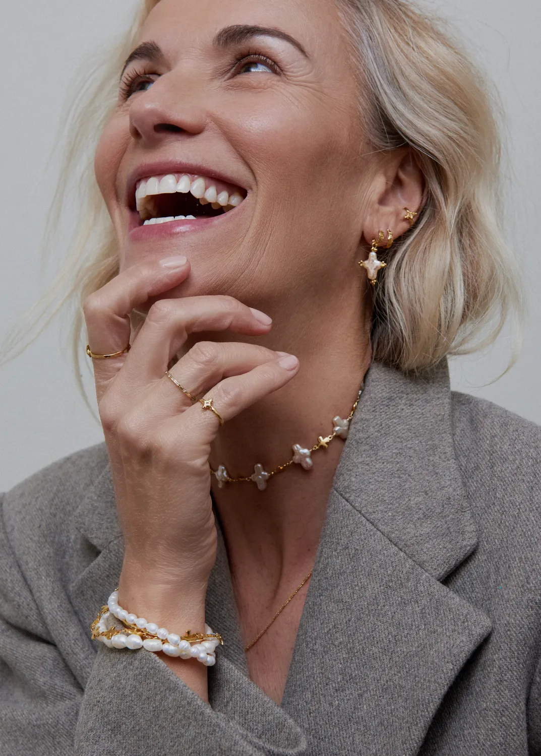 Elise Tsikis Ethérée boucles doreilles perle croix