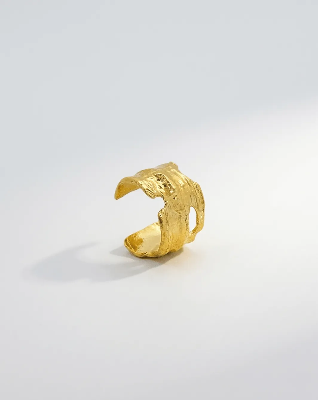 Elise Tsikis Peni earcuff or jaune martelé
