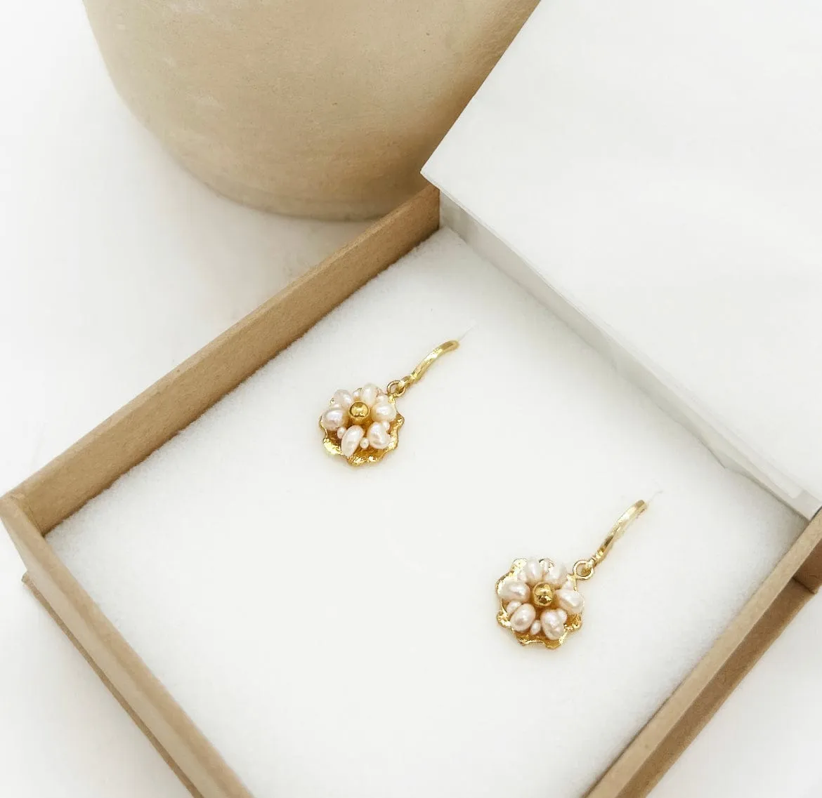 Elise Tsikis Nealia boucles créoles perles nacre