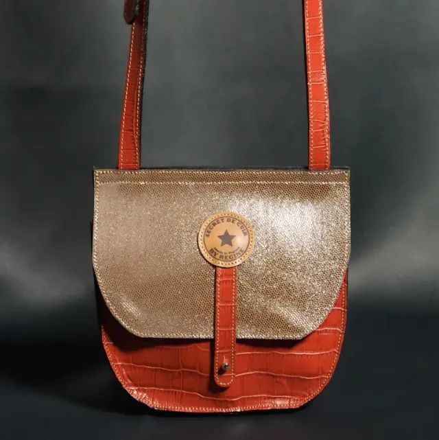 Secret de Cuir besace cuir orange rabat argenté