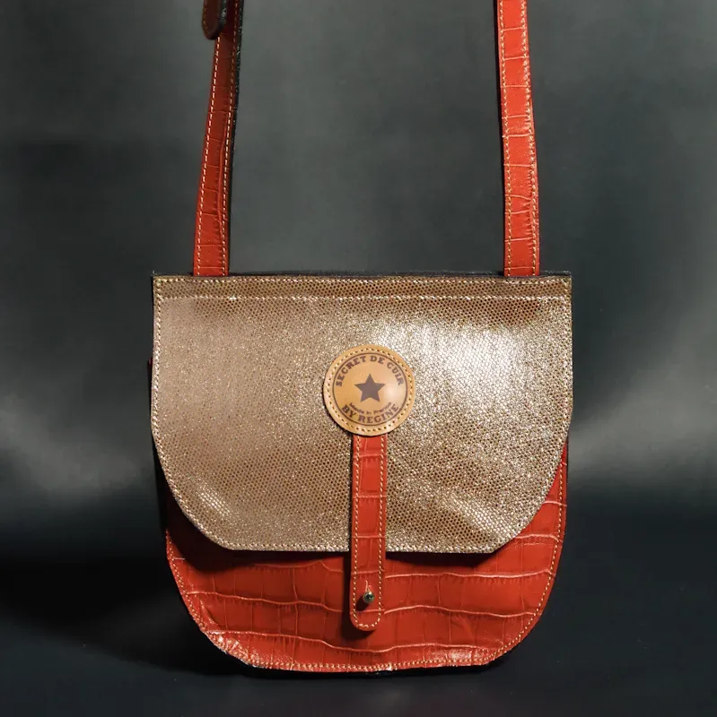 Secret de Cuir besace cuir orange rabat argenté