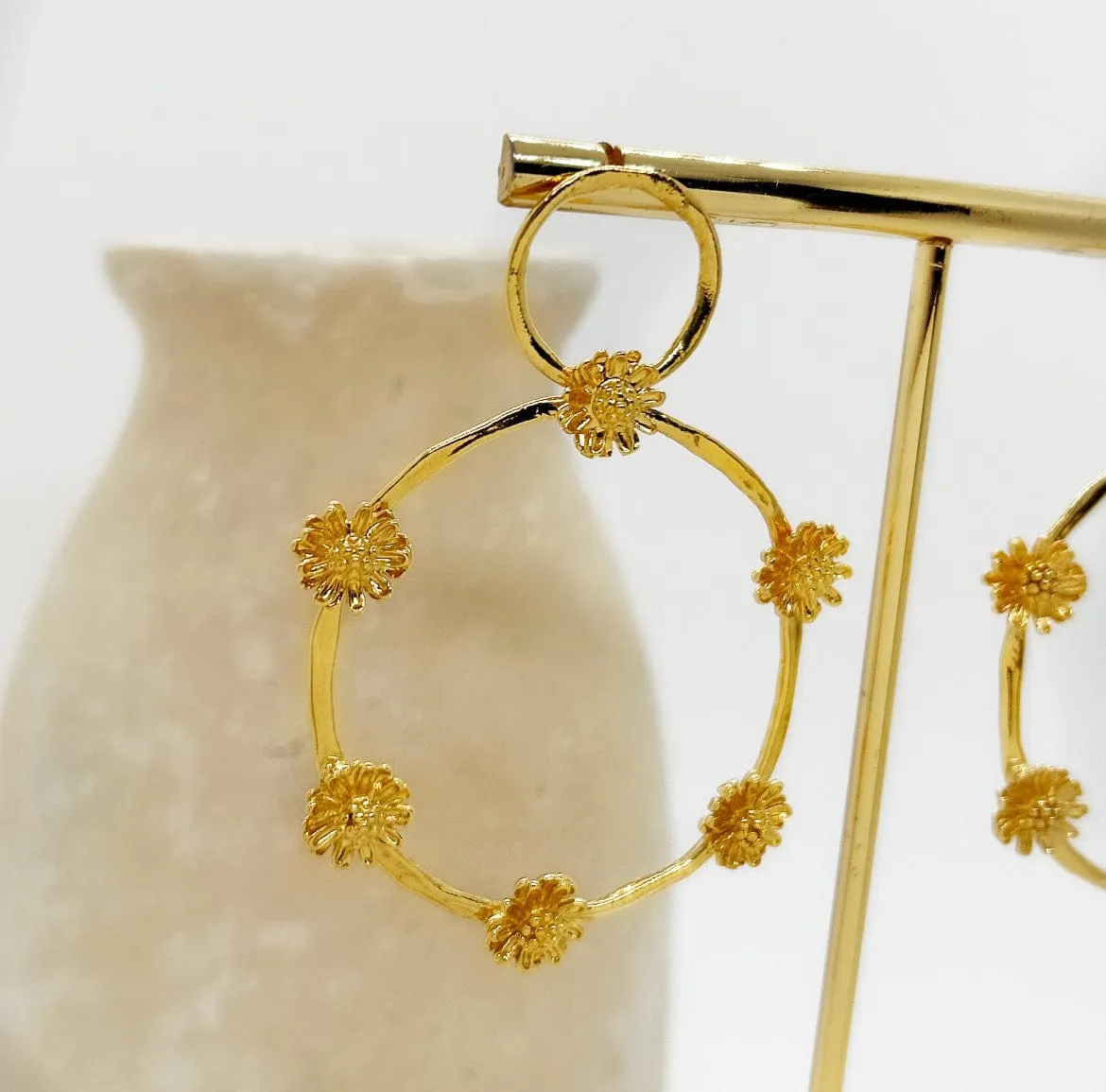 Elise Tsikis Marguerite Large boucles d'oreilles dorées