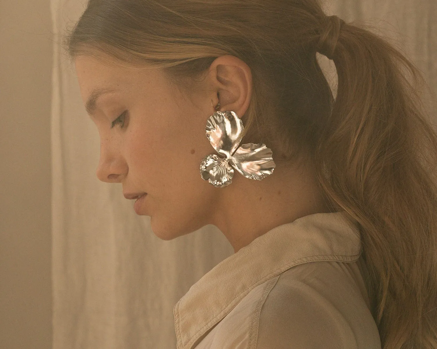 Elise Tsikis Pensée Large boucles d'oreilles or jaune fleur 6,5 cm