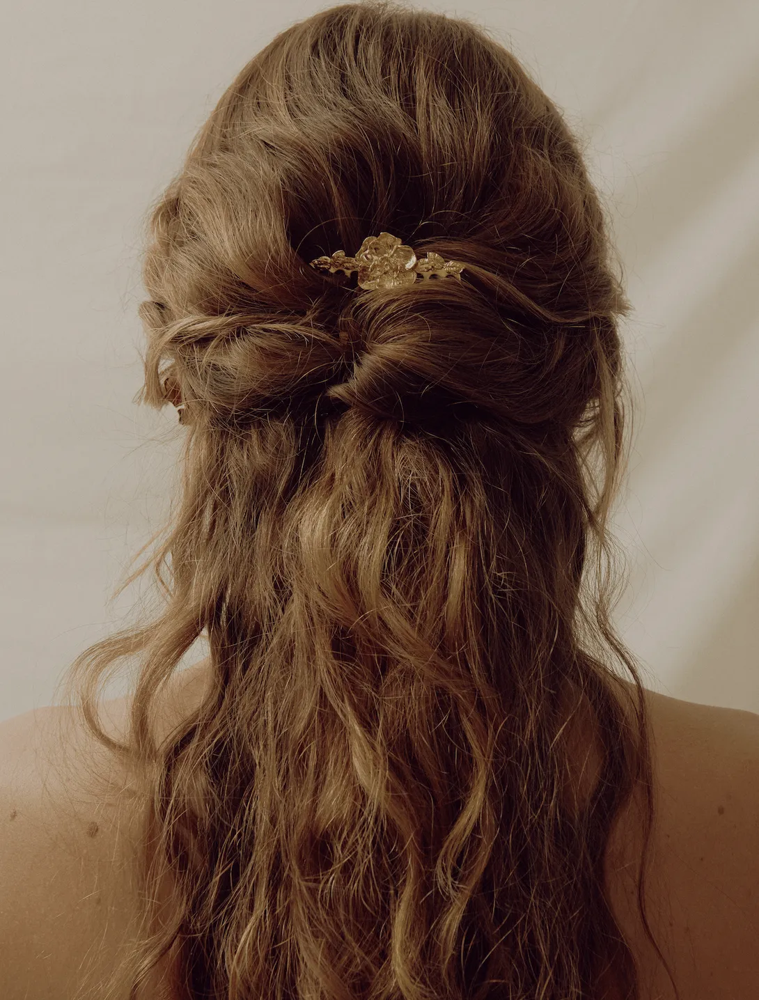 Elise Tsikis Lost Tiara peigne cheveux fleur dorée 5 cm