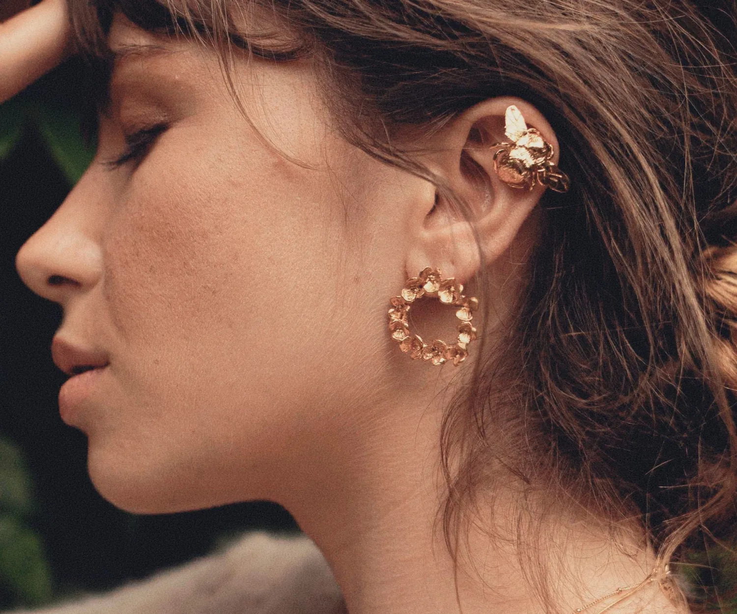 Elise Tsikis Elbe boucles d’oreilles or jaune relief fleur