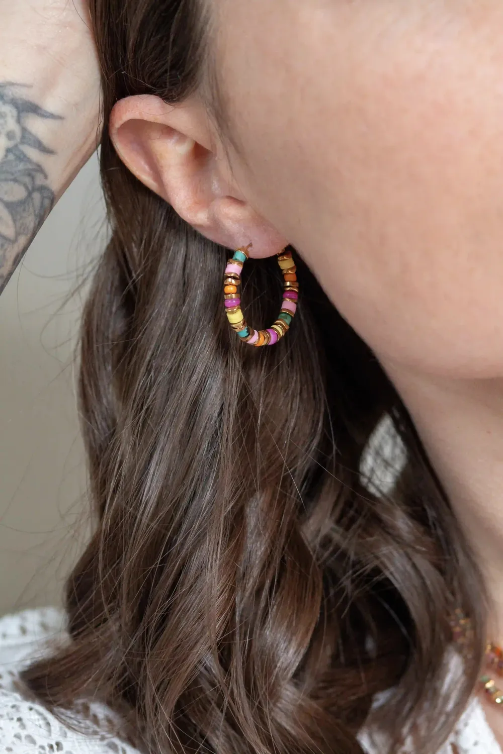 Cloralys Iris boucles créoles heishi 2,5 cm multicolore