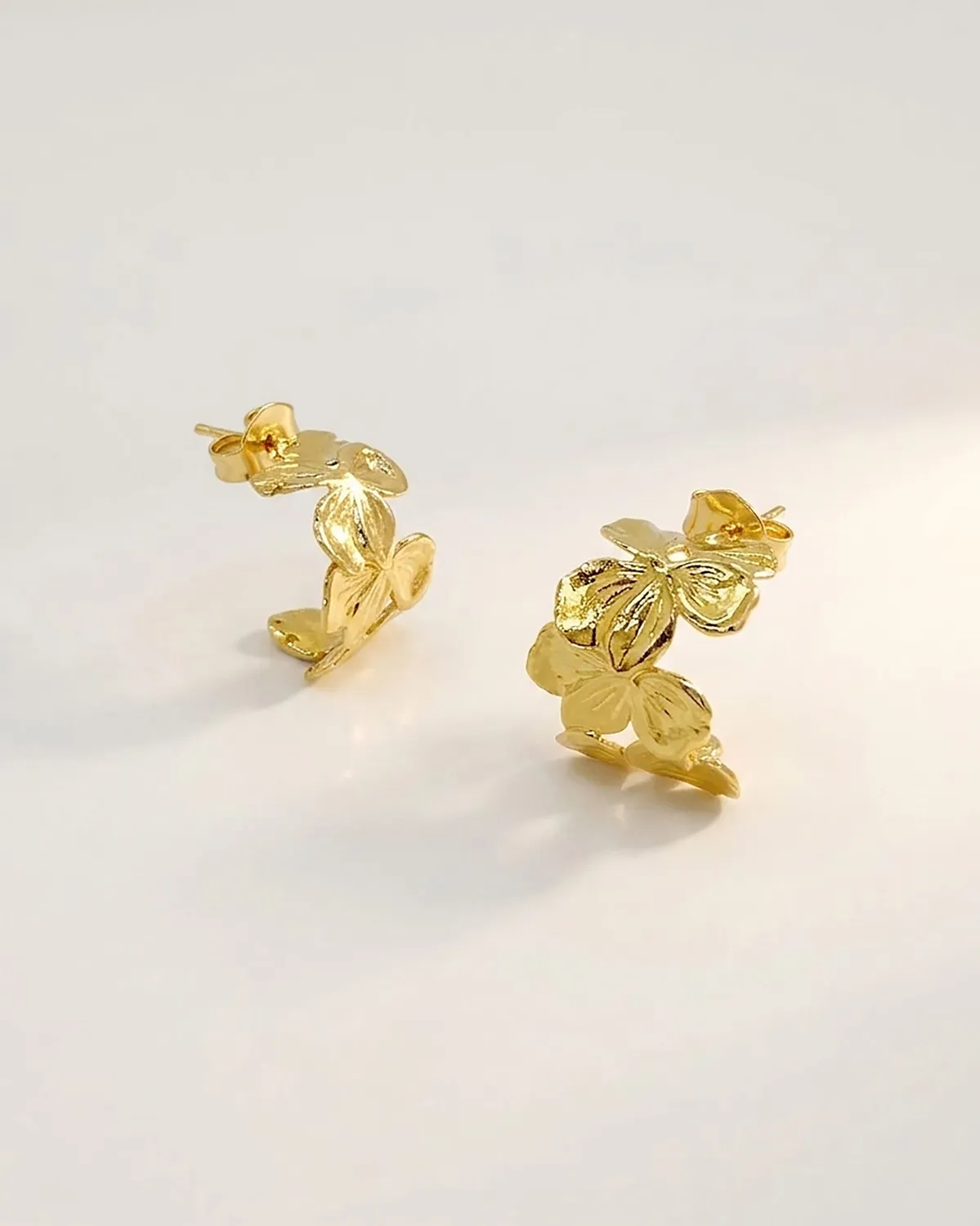 Elise Tsikis Gialova boucles d'oreilles dorées fleur 2 cm