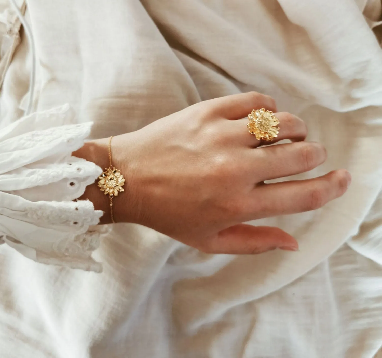 Elise Tsikis Gordese bracelet fleur or jaune 17,5 cm
