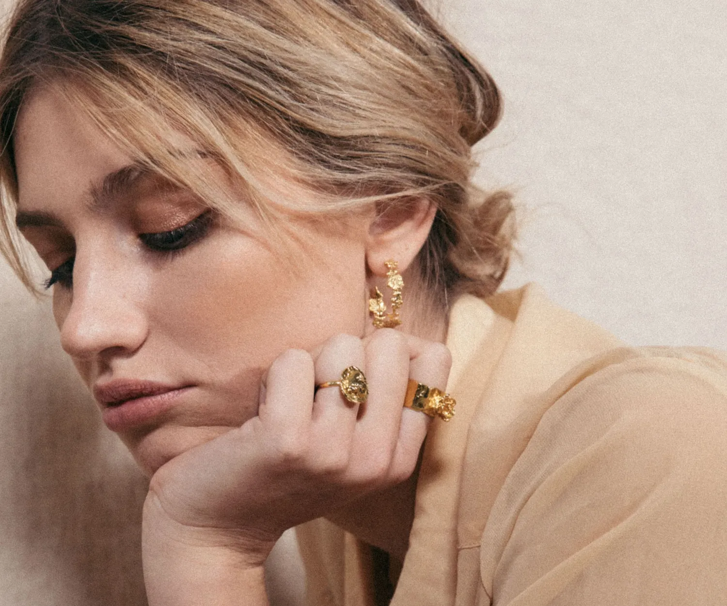 Elise Tsikis Galeo créoles boucles d'oreilles or jaune fleurs