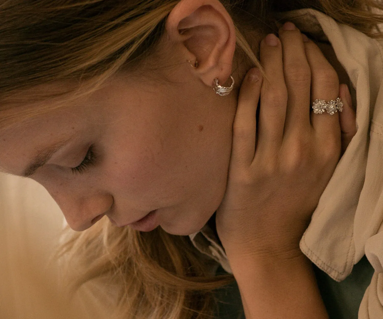 Elise Tsikis Marguerite Triple bague or jaune réglable