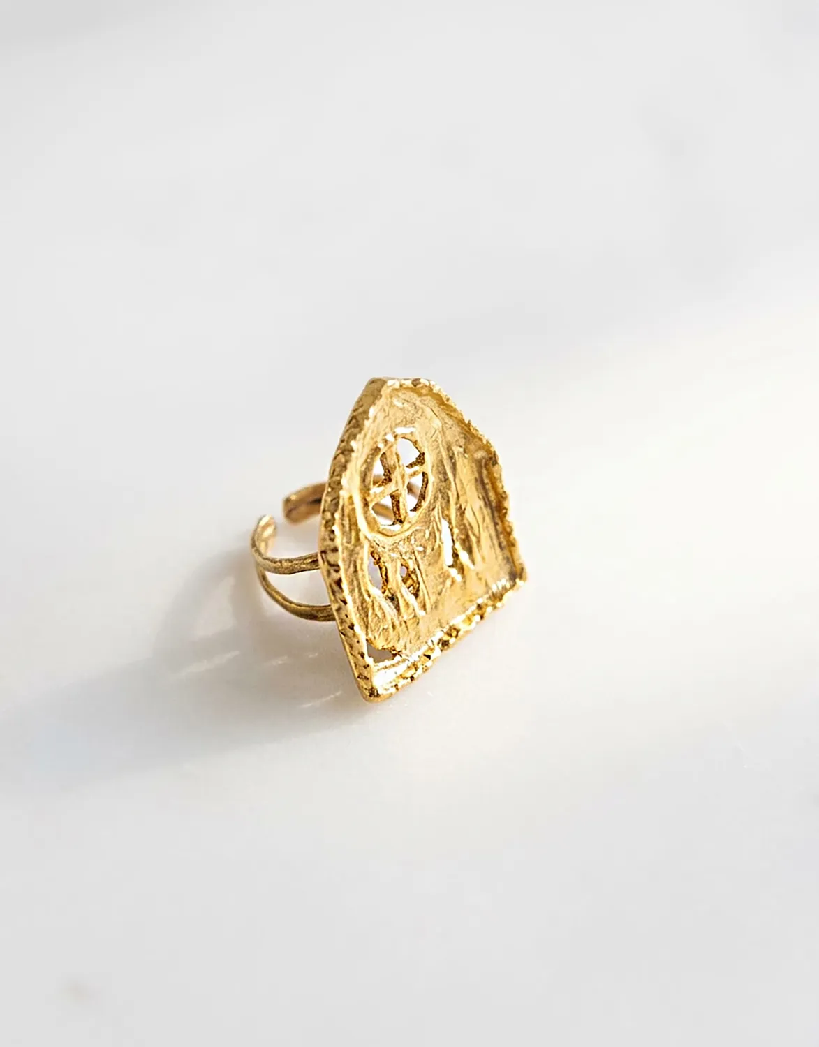 Elise Tsikis Emborio bague maison dorée réglable